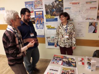 Interessenten am Stand mit Ursula Dörpinghaus und Brunhilde Hertwich